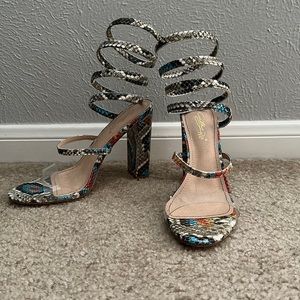 Super cute heels worn once would go perfect with a black or orange dress ♥️